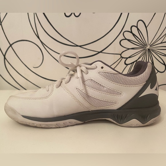 Mizuno volleyball shoes. Size US female 6.5. White/grey/blue - Picture 4 of 12